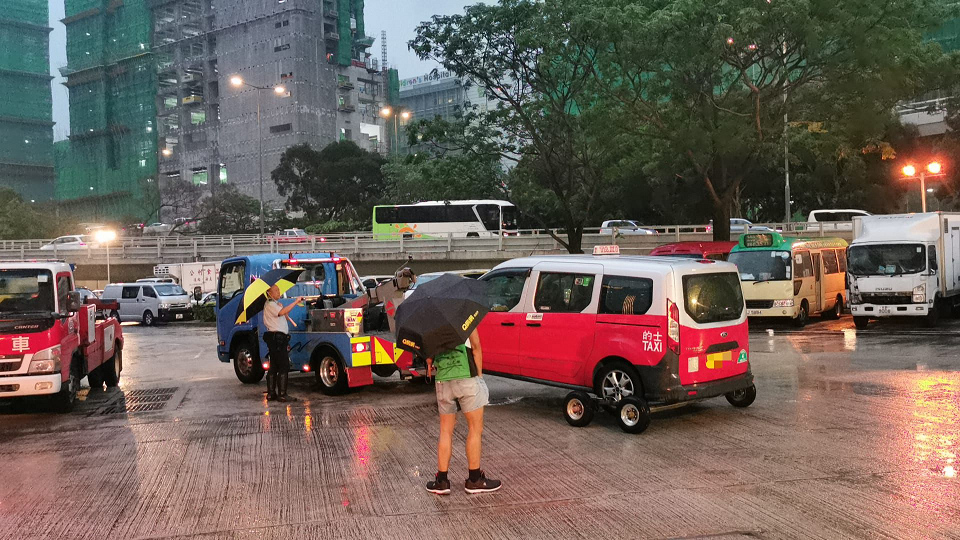 警方打擊的士違例 拘捕兩名司機