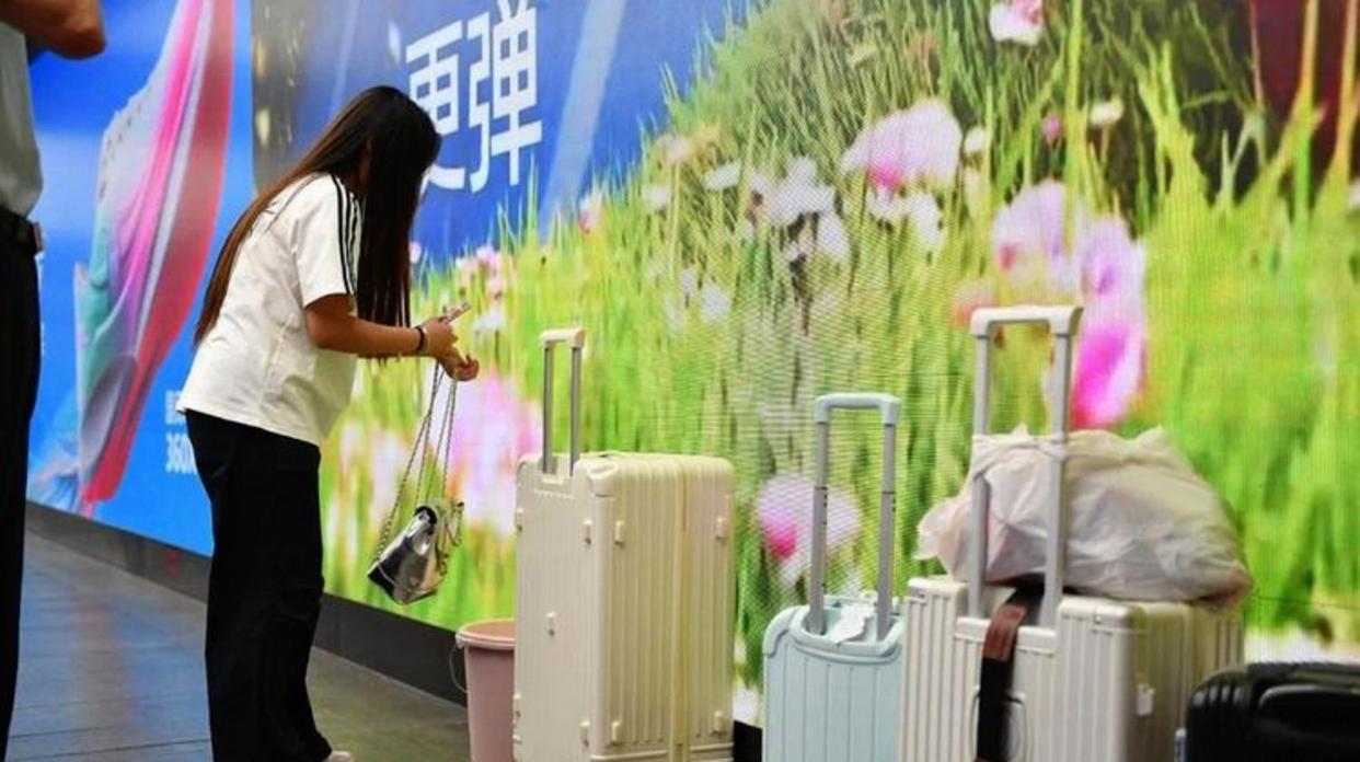 一地鐵站的行李箱  安放一座城的信任感