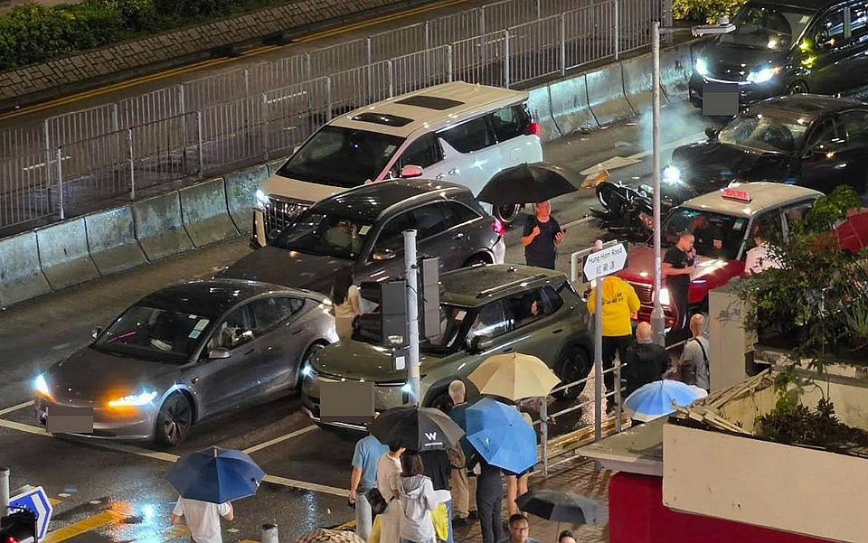 紅磡4車首尾相撞 私家車司機涉醉駕被捕
