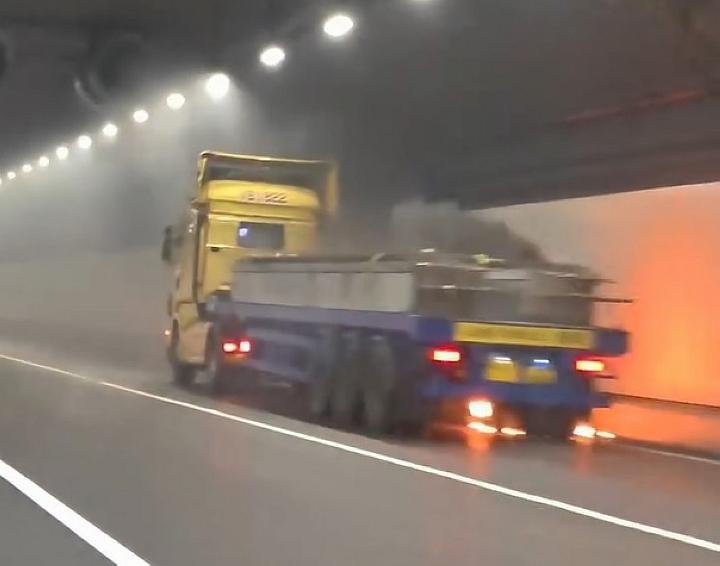 有片｜港珠澳大橋隧道貨櫃車起火 管道部分行車線封閉