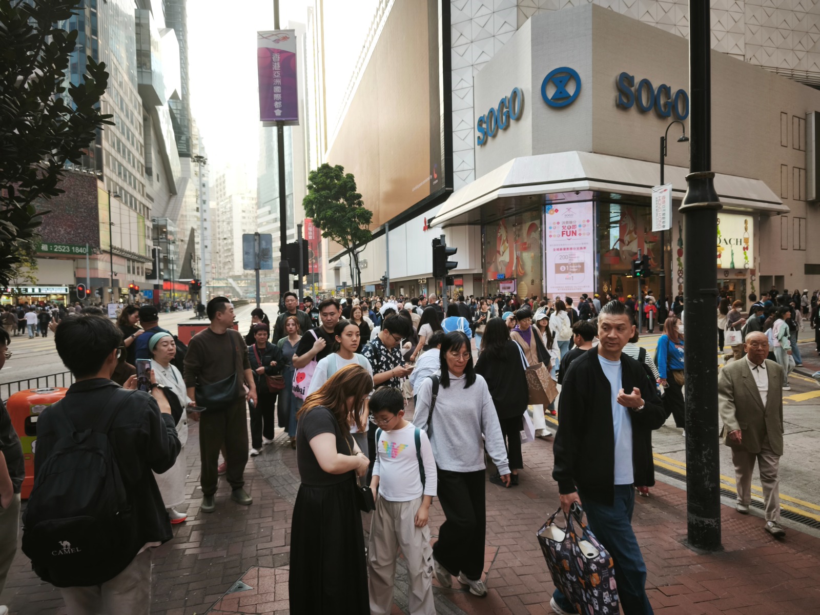 3月香港零售升12.8%    港府：續監察地緣政治風險