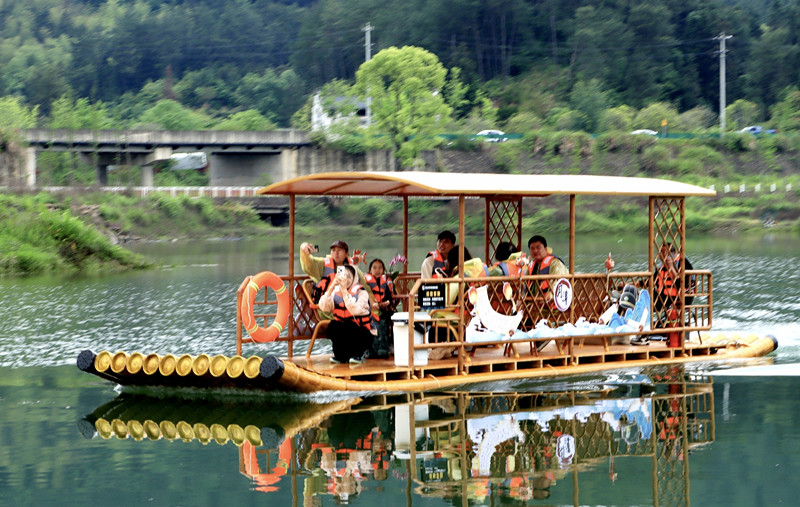皖休寧縣：登五龍山賞十里杜鵑 游月潭湖品徽州山水