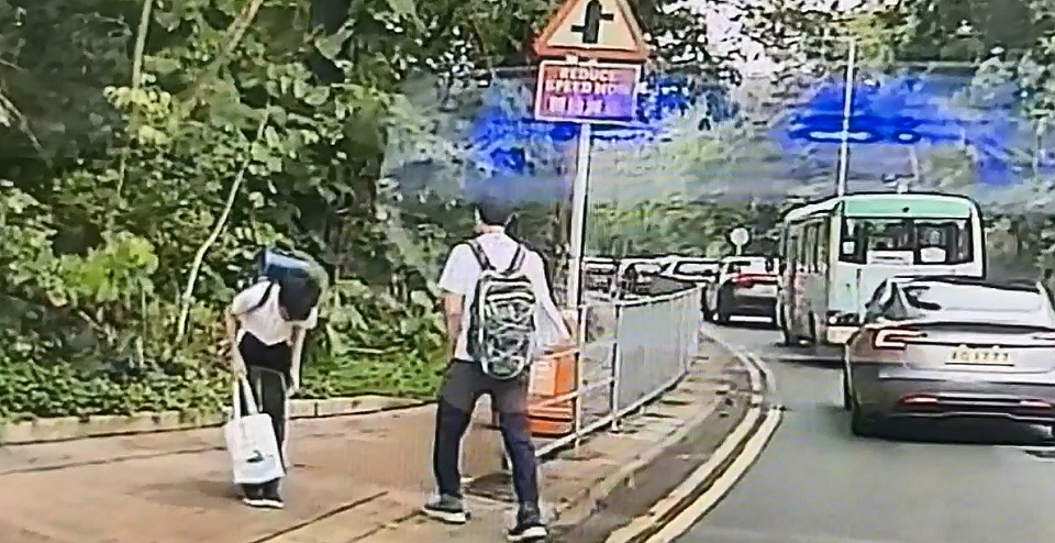 有片〡最美鞠躬暖爆網民 男童過馬路轉身致謝