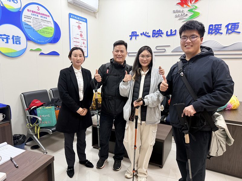 【港商觀察】「紅杜鵑」暖心護航   黃山風景區 「人人都是迎客松」