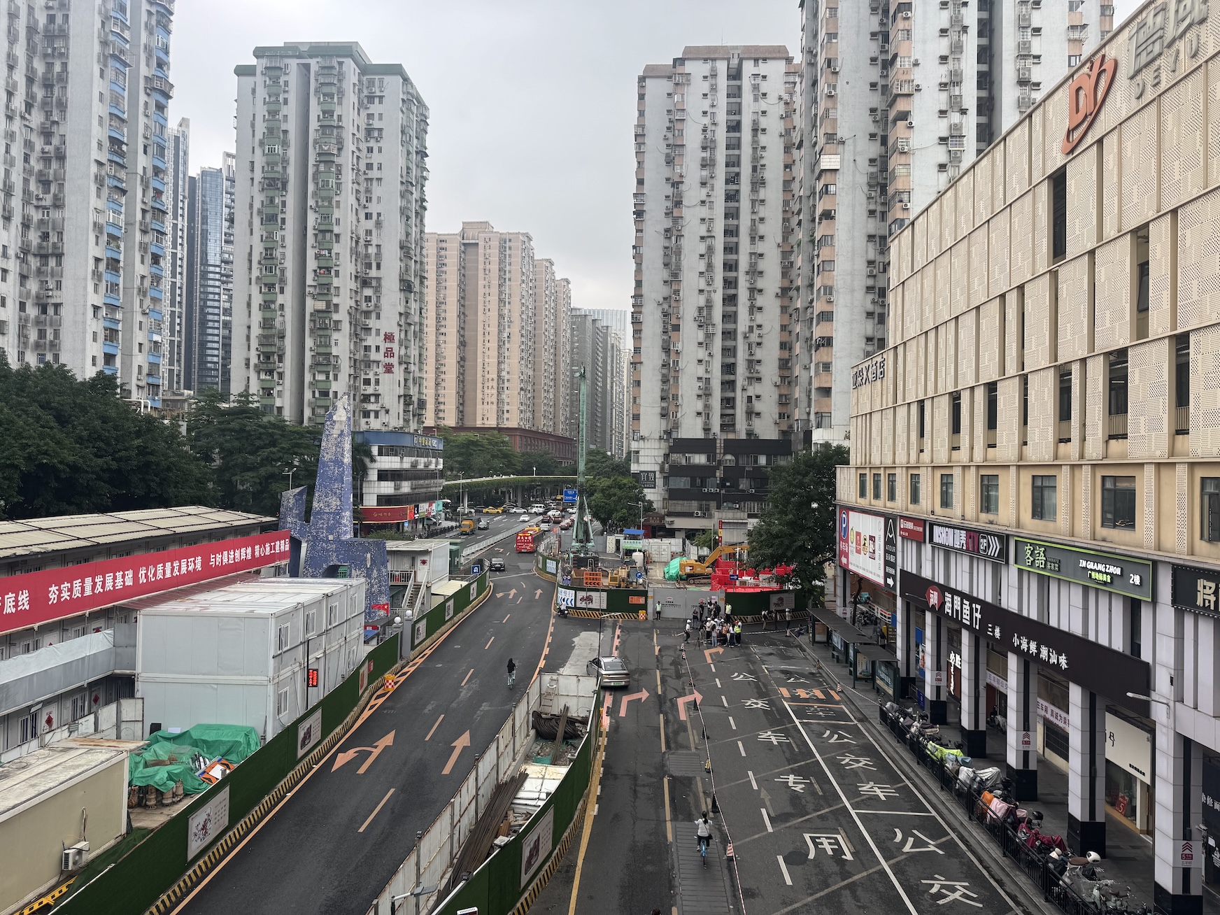 即將告別地面換乘   穗地鐵五羊邨站地下換乘通道分三期圍蔽施工