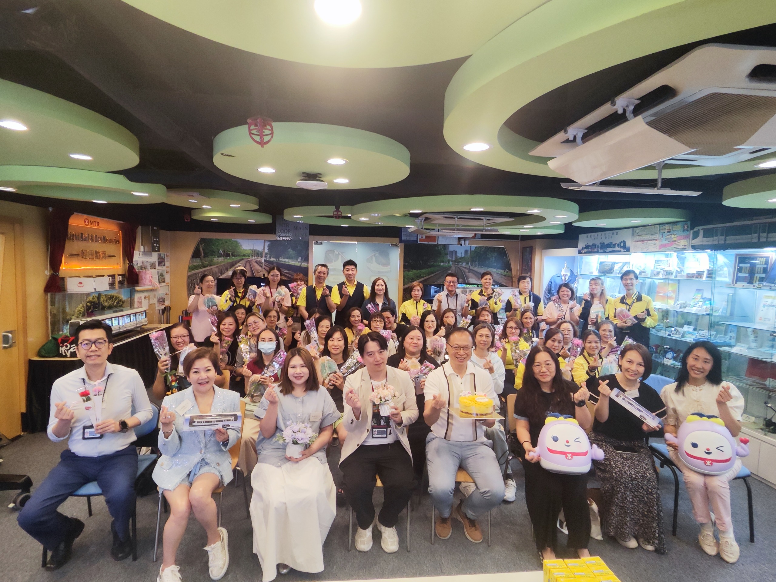 港鐵與屯門婦聯致敬輕巴母親及「鄰家媽媽」鄰里支援幼兒照顧計劃社區保姆
