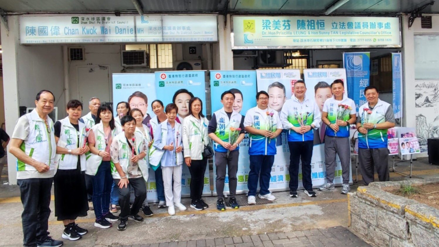 陳祖恒與經民聯團隊落區派花　送上母親節祝福