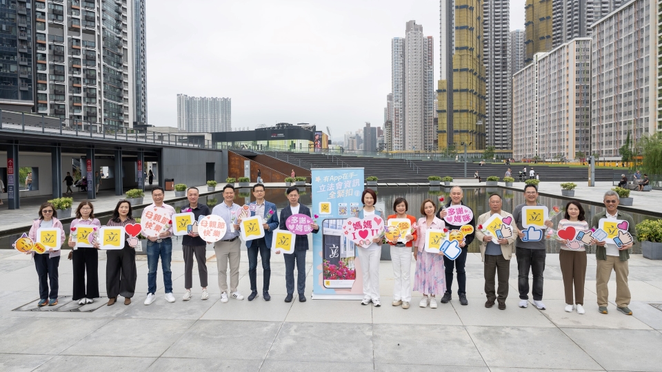 李慧琼聯同議員母親節落區介紹立法會工作