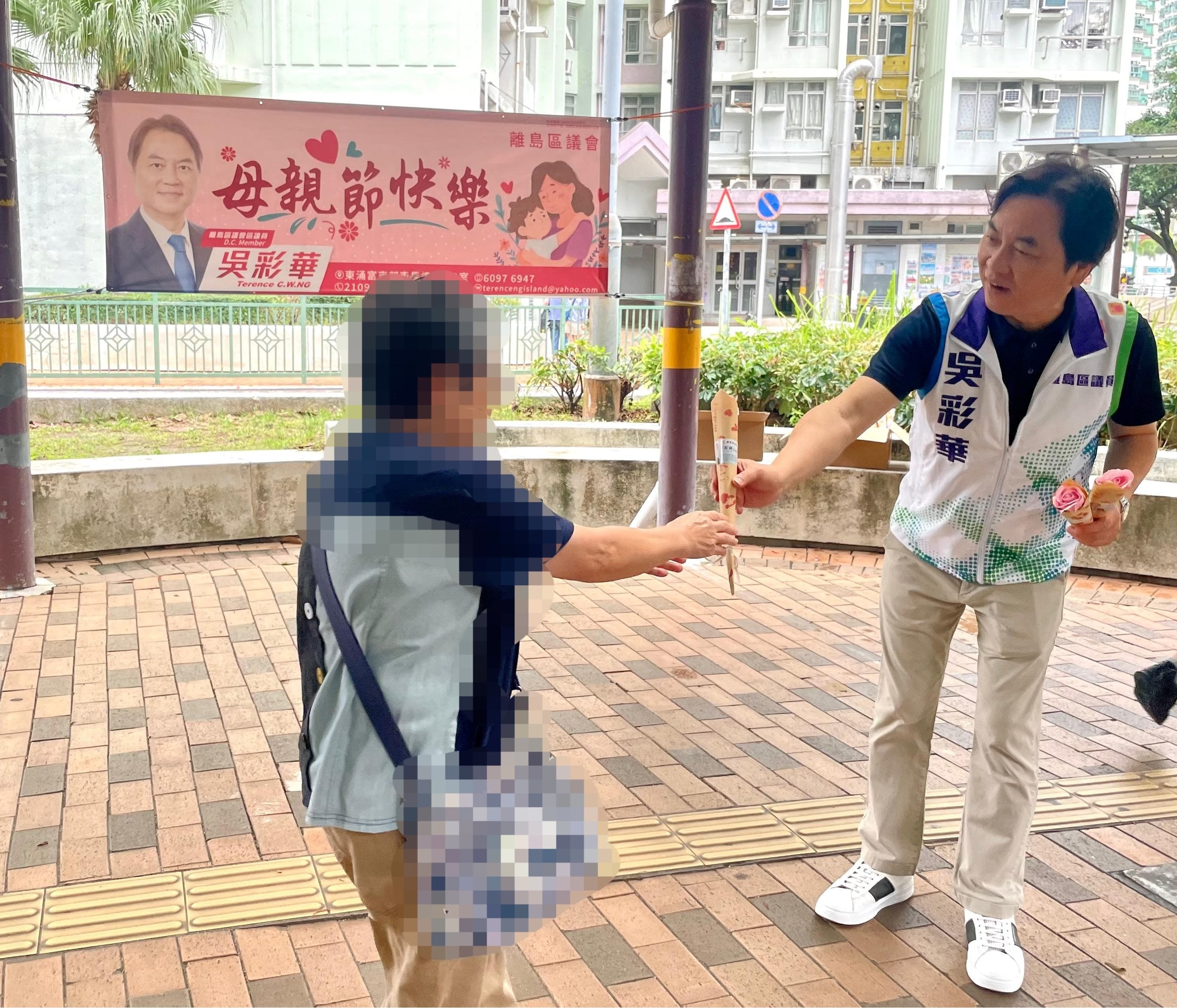 吳彩華母親節向義工送花表謝意