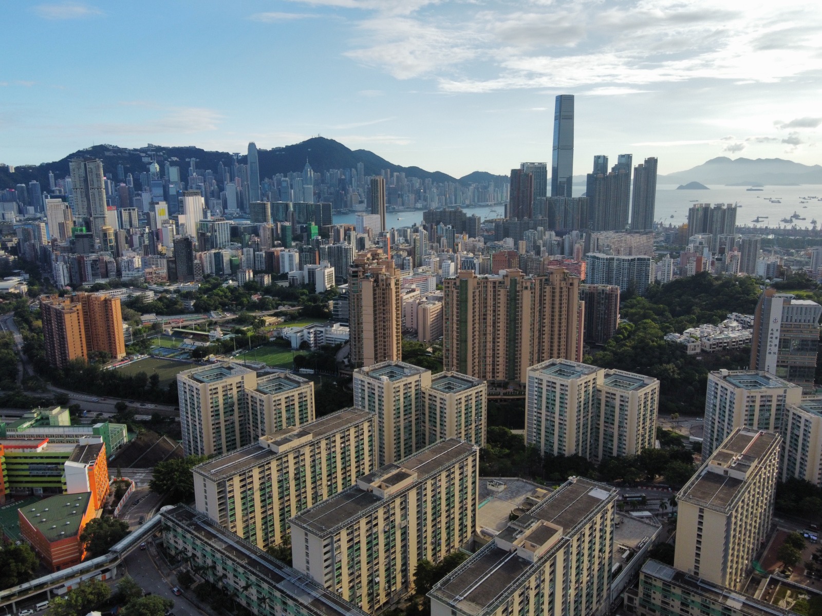 受惠港人回流及內地學生攻港   瑞銀料香港樓價升5%至10%