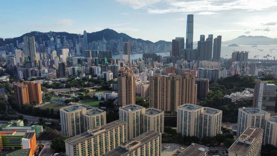 受惠港人回流及內地學生攻港   瑞銀料香港樓價升5%至10%