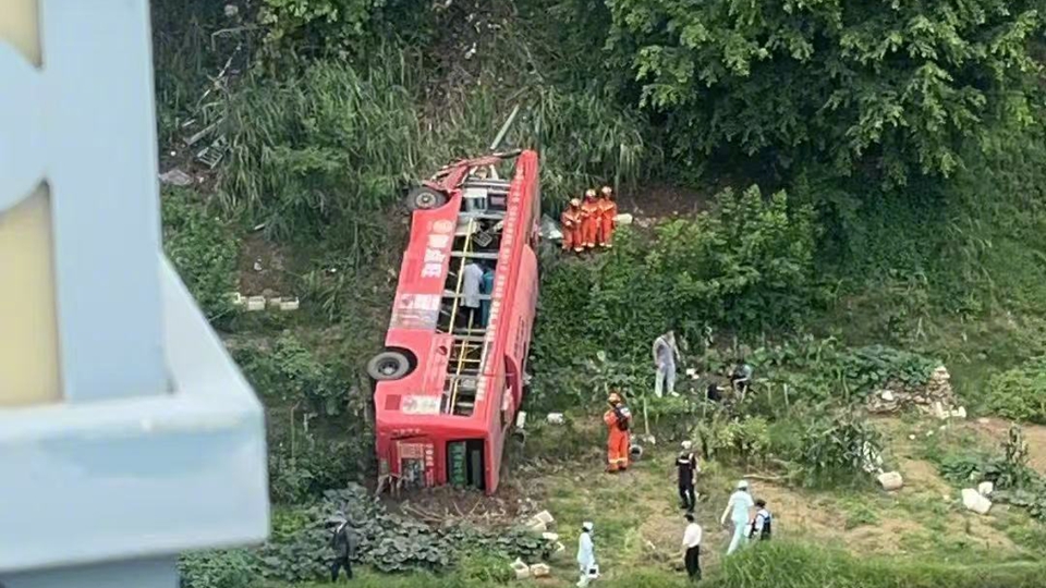 廣西梧州一輛公交墜翻 6人送醫治療