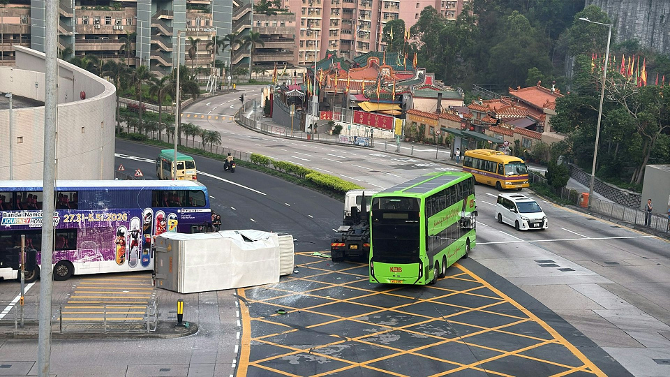 有片｜秀茂坪貨車九巴相撞翻側 10人傷交通受阻兩小時