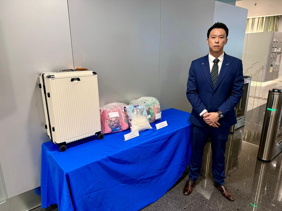 警方機場截飛機豬 拘外籍男檢970萬元氯胺酮