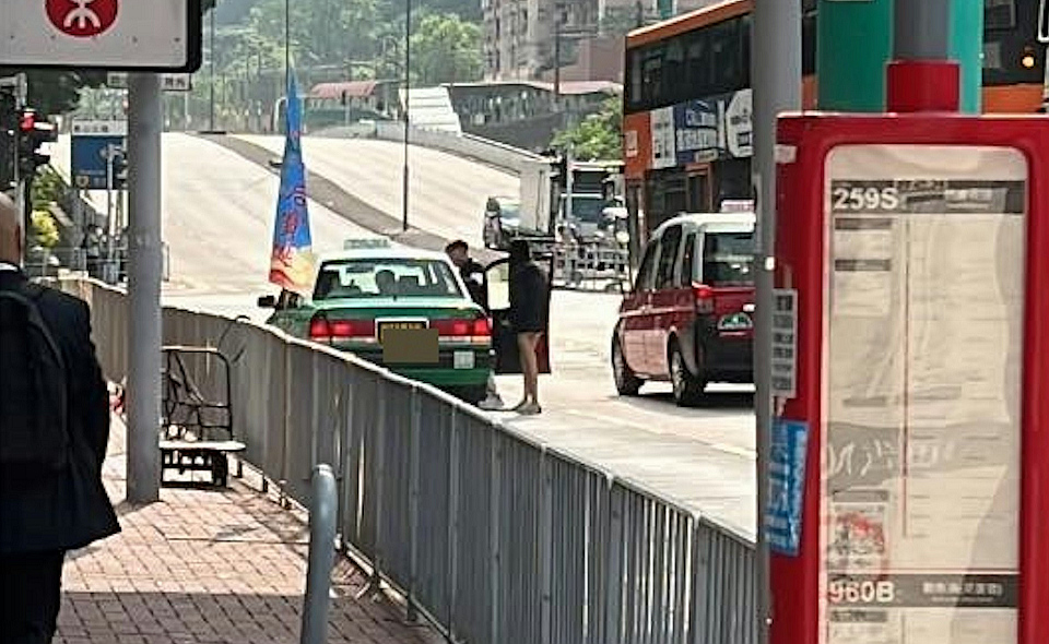 屯門杯渡路的士乘客情緒激動 落車拍打司機