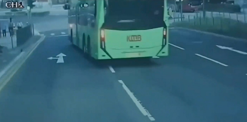 有片〡寶琳路貨車疑看錯燈撞九巴 翻側打白鴿轉釀9人傷