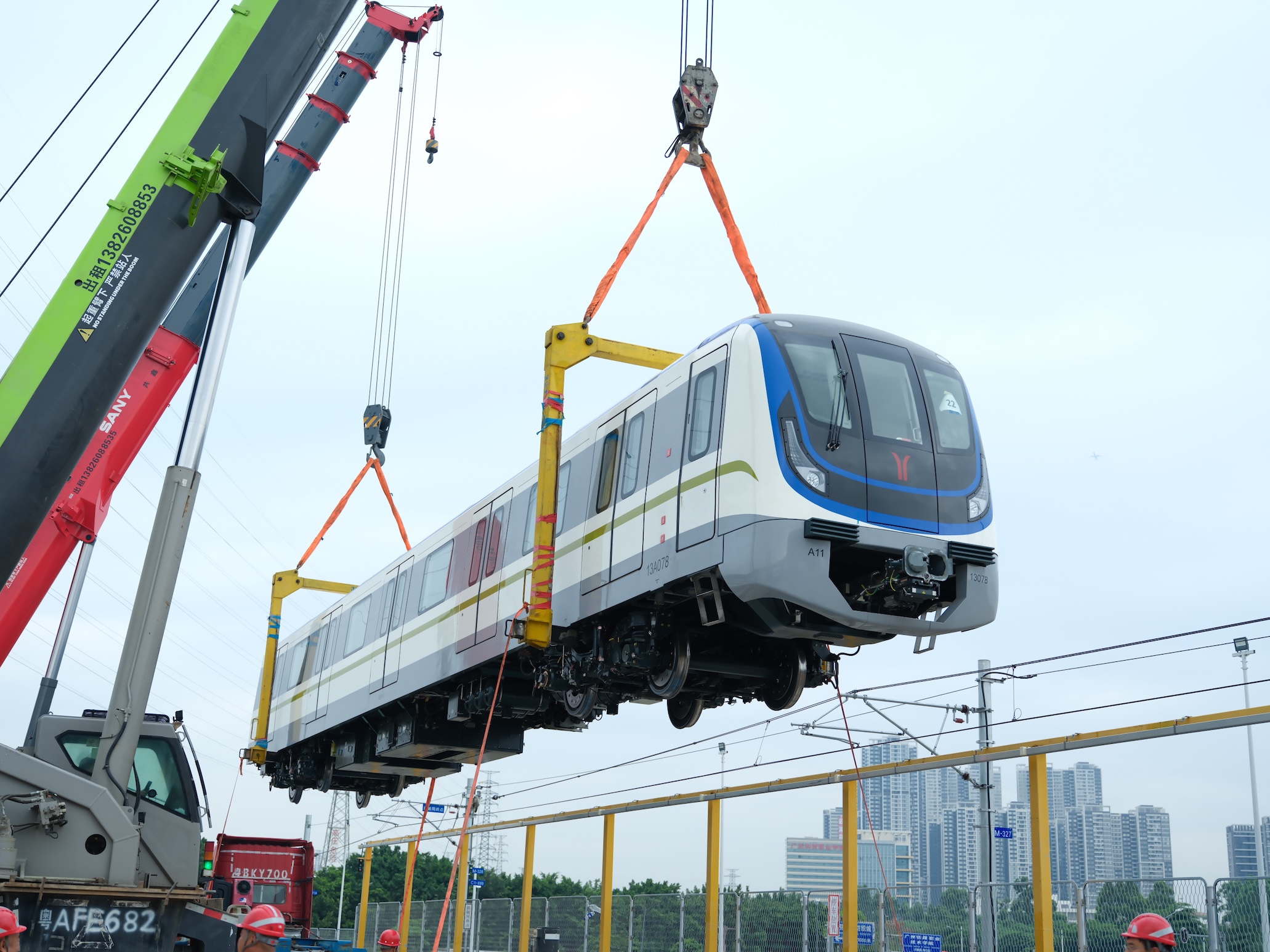 穗地鐵十三號線二期凰崗停車場首列車順利入駐