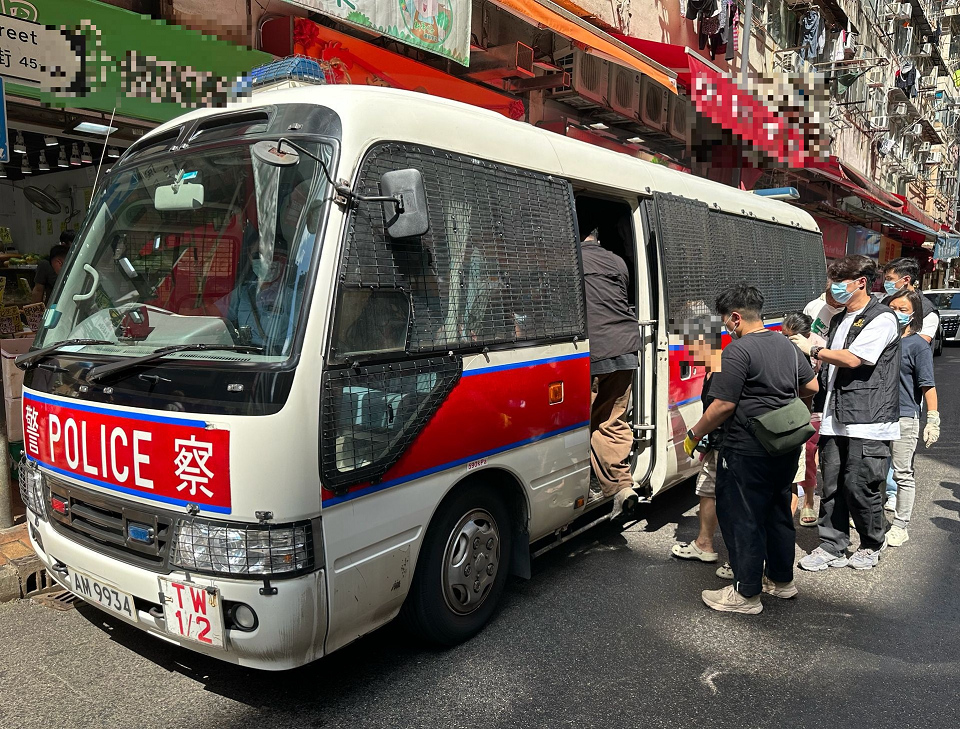 警方荃灣搗破毒窟 拘捕17名男女