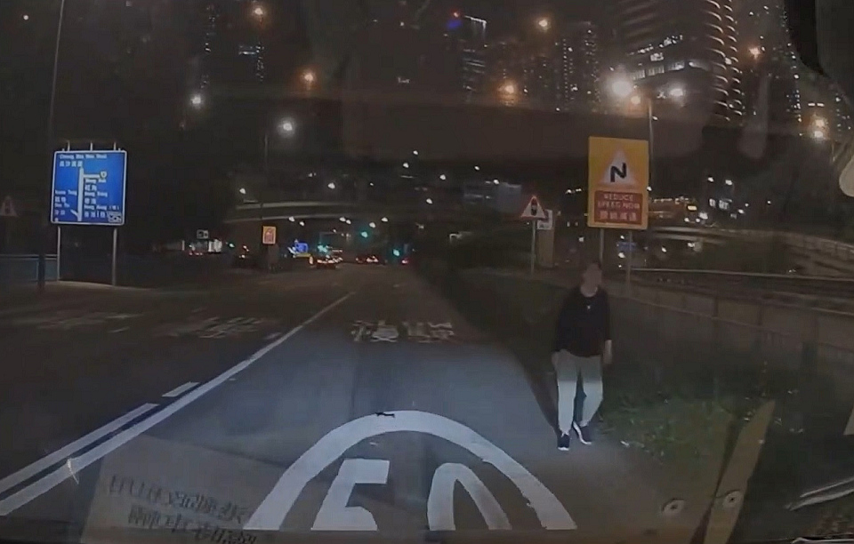  有片〡荔枝角老婦疑迷途闖馬路 熱心司機停車攙扶解困