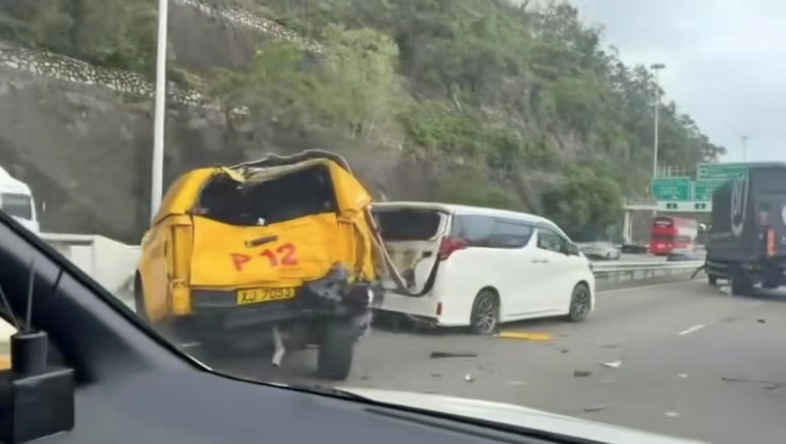 長青公路3車相撞致1死5傷 近青衣西北交匯處全封