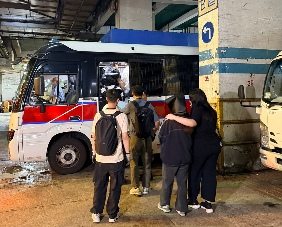 警方葵涌破非法賭檔 拘捕10名男女