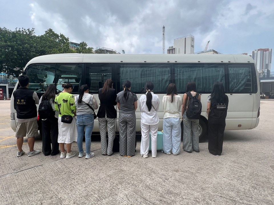 警方元朗掃黃拘32名內地女