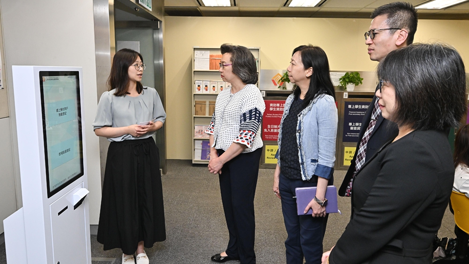 楊何蓓茵探訪在職家庭及學生資助事務處