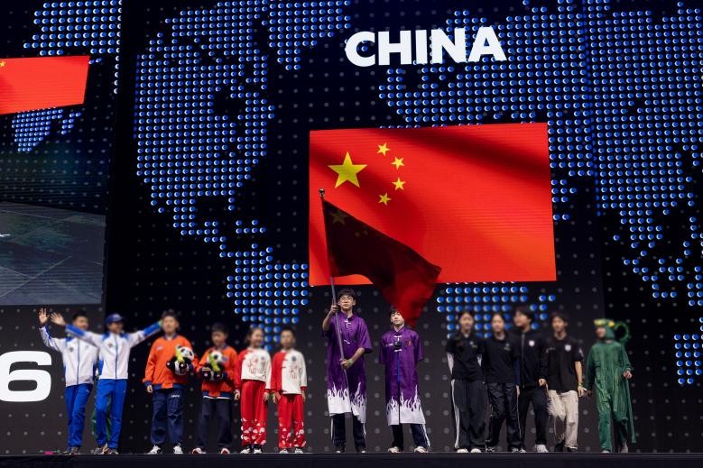 深圳易趣ROBOTICS在VEX世錦賽擔任中國代表隊旗手斬獲評審獎