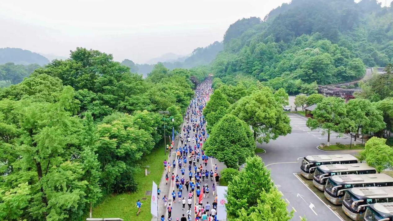 第九屆湖南·崀山越野賽鳴槍開賽 中外選手競逐丹霞秘境