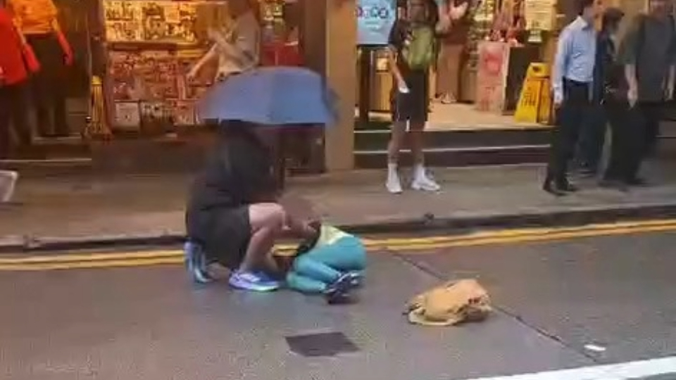 有片｜尖沙咀的士撞途人 兒子呼：撞到個人呀！