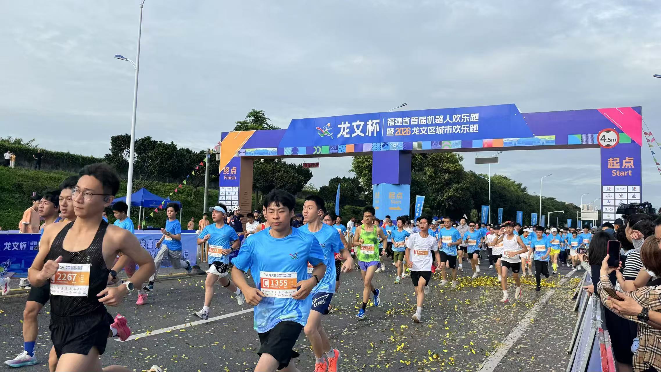 科技奔跑賦能文旅 福建省首屆機器人歡樂跑在漳州龍文開賽