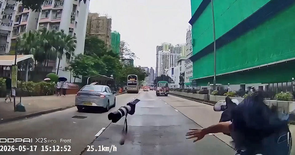 有片〡長沙灣巴士迷衝快線影相 遭私家車撞飛自行爬起