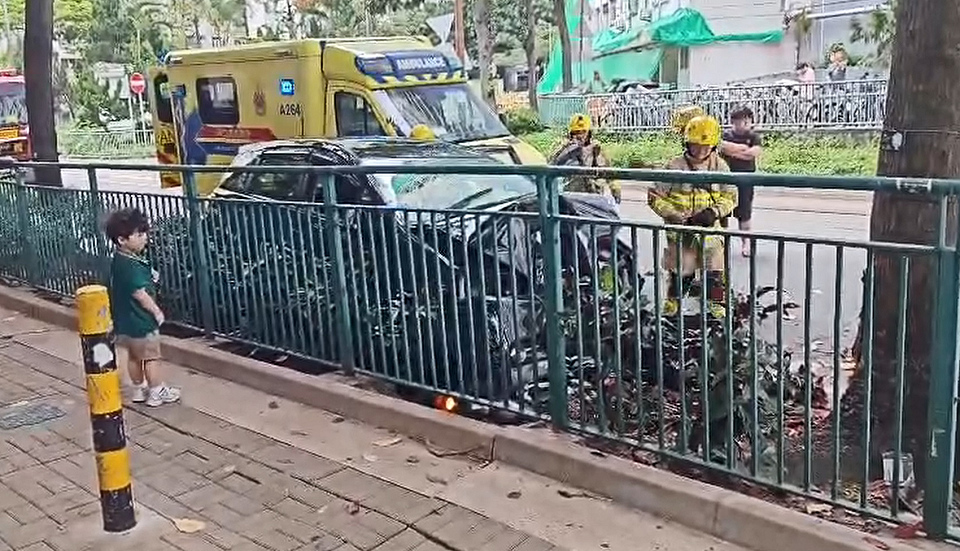 有片｜屯門兩男持刀截私家車 司機逃去遺煙彈牛肉刀