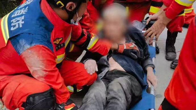 廣西柳州市柳南區地震區域搜救出最後1名被困人員 生命體徵平穩