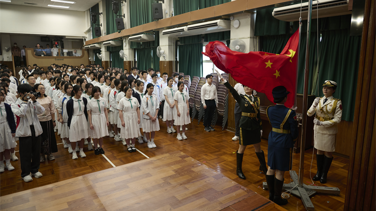 駐港部隊三軍儀仗隊進校園 培僑中學舉辦80周年校慶升旗儀式暨國防教育活動