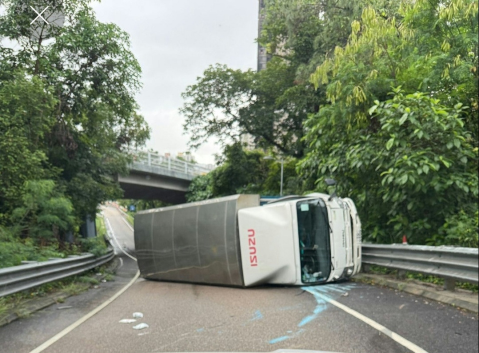 大埔吐露港公路貨車翻側 橫亙路中多條巴士線受阻