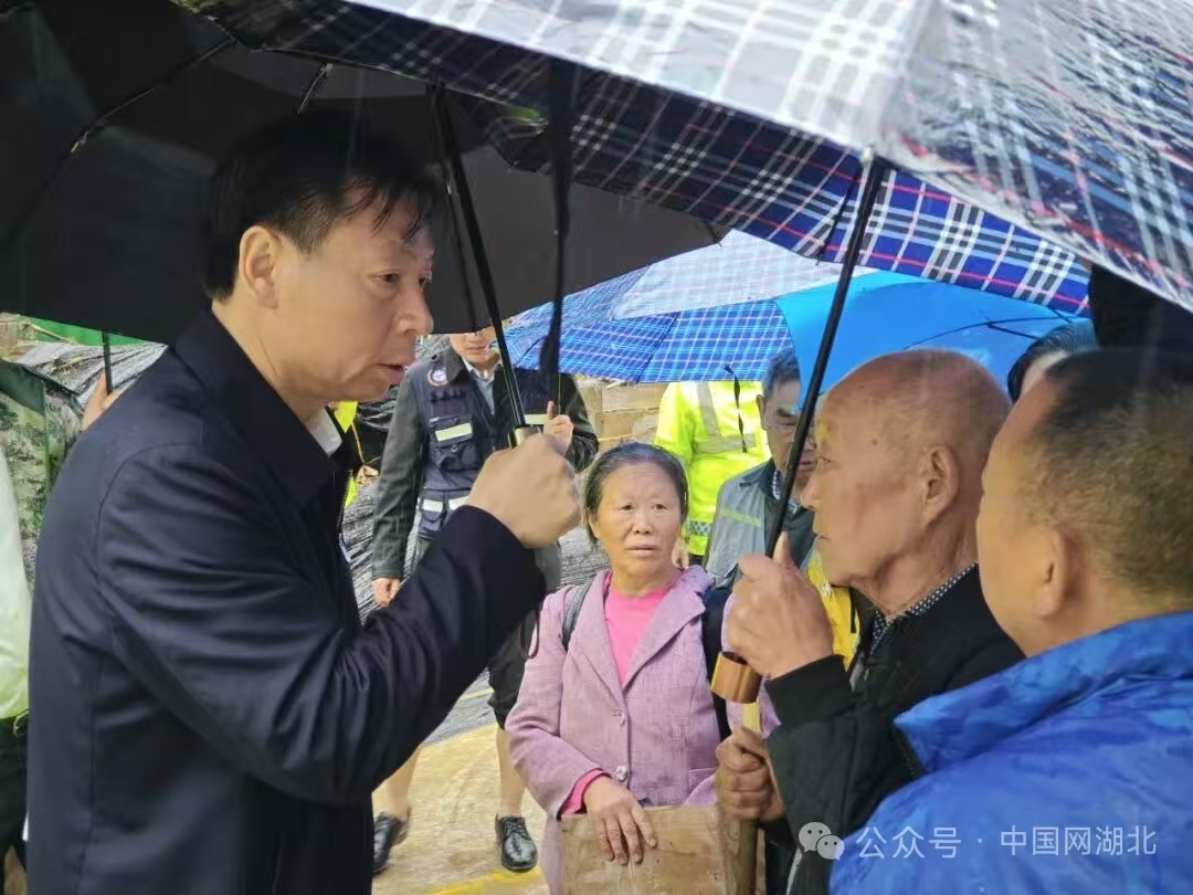 不漏一戶一人 恩施州州長夏錫璠現場指揮抗洪搶險