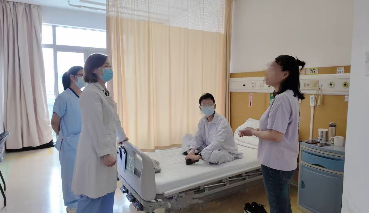 反覆腹痛、便血、暈厥……當青春被「克羅恩」按下「暫停鍵」  深圳醫生幫他重「開機」