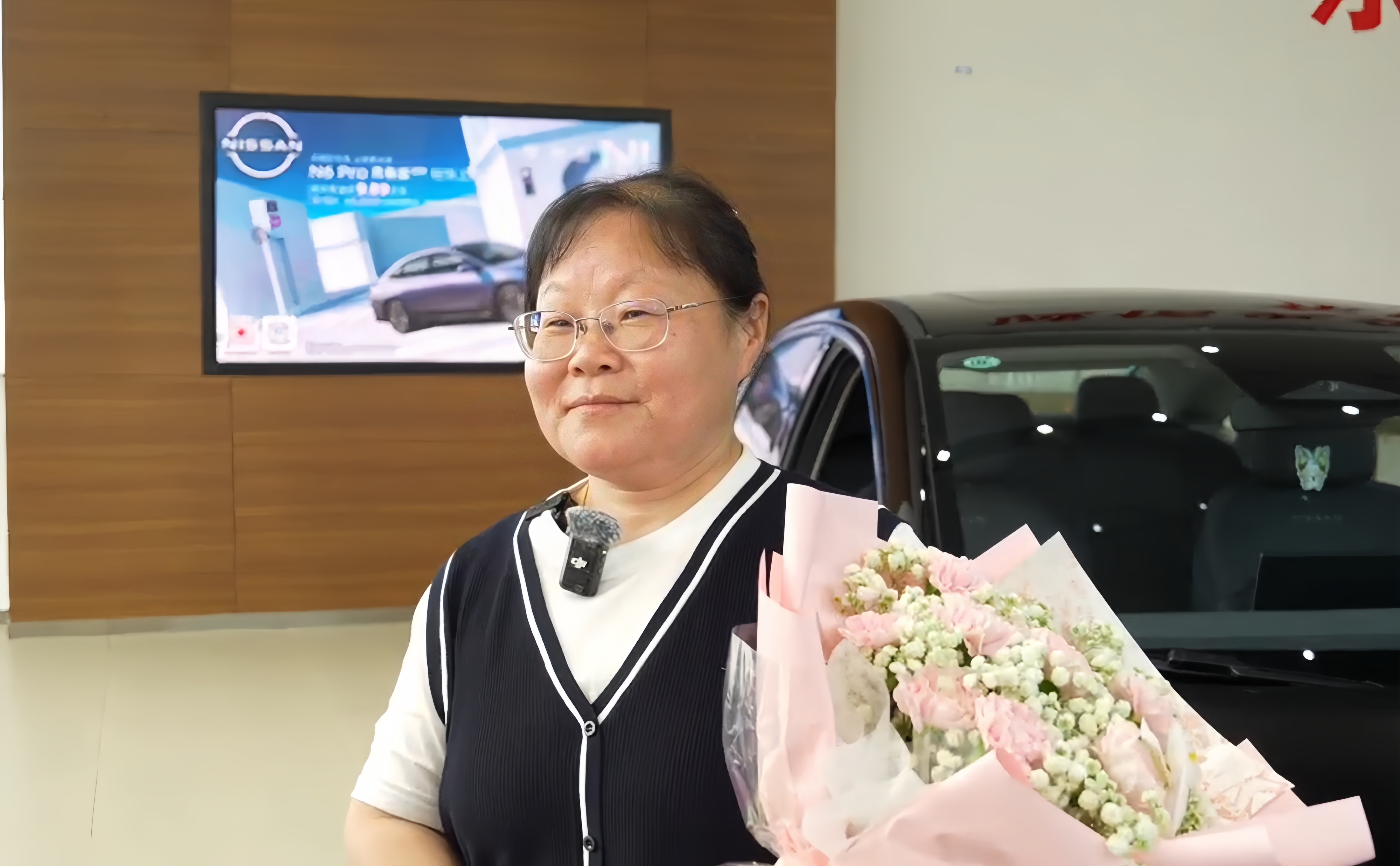 有片|頂車救人車主王芳獲贈新車，當場決定捐贈拍賣傳遞愛心