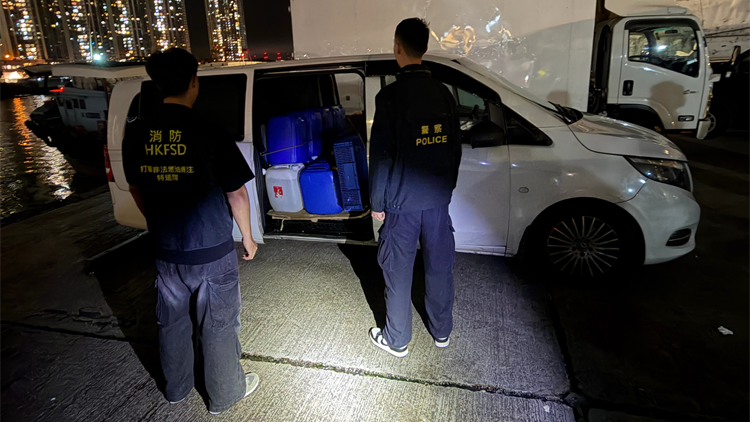 消防與警方香港仔搗非法加油站 檢獲1250升未完稅汽油控一男
