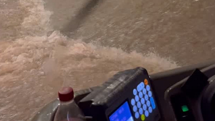 有片〡粉嶺坪輋九巴死火 水湧入車廂 乘客冒險落車