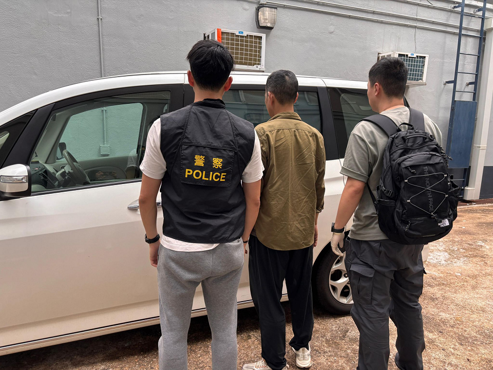 警方觀塘反色情行動 檢近2萬隻色情光碟