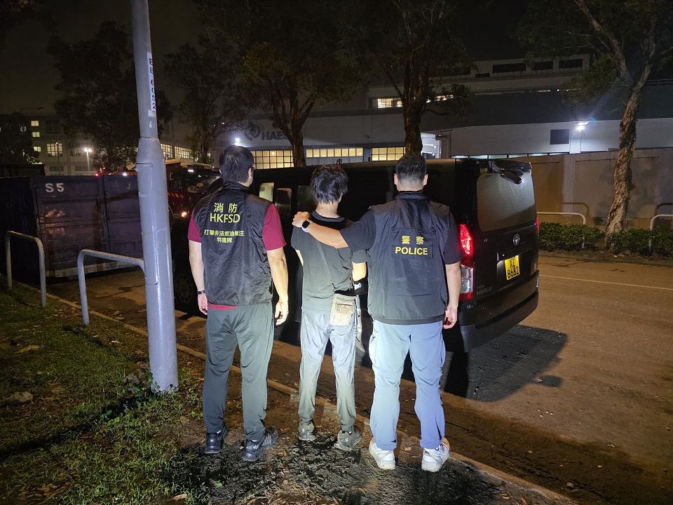警方跨部門打擊加油站 檢逾1500公升汽油