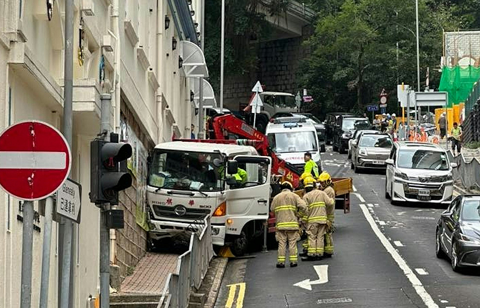 中環吊臂車斜路俯衝 撞毀鐵欄及幼稚園外牆