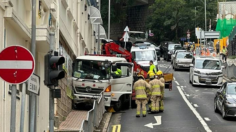 中環吊臂車斜路俯衝 撞毀鐵欄及幼稚園外牆