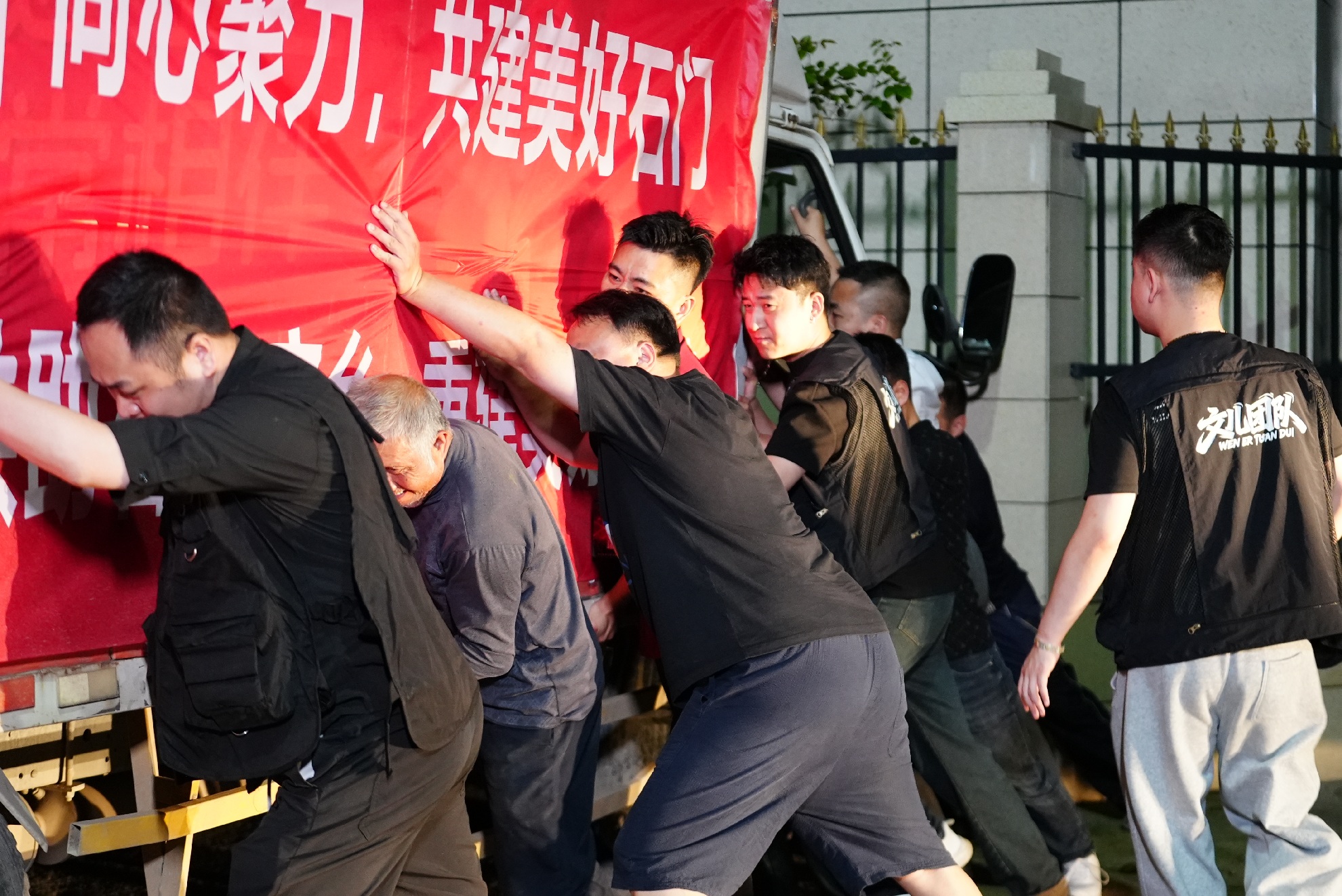 石門縣受災 文藝工作者與網絡博主攜手開展慰問捐贈