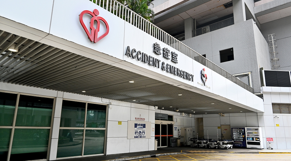 西灣河兩男戴假髮易容持棍傷人 遺斷棍男傷者送院