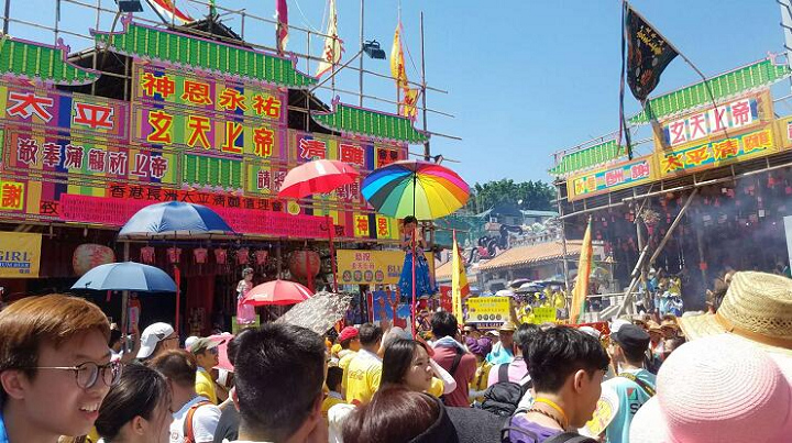 長洲太平清醮飄色巡遊 警方籲市民保持忍讓