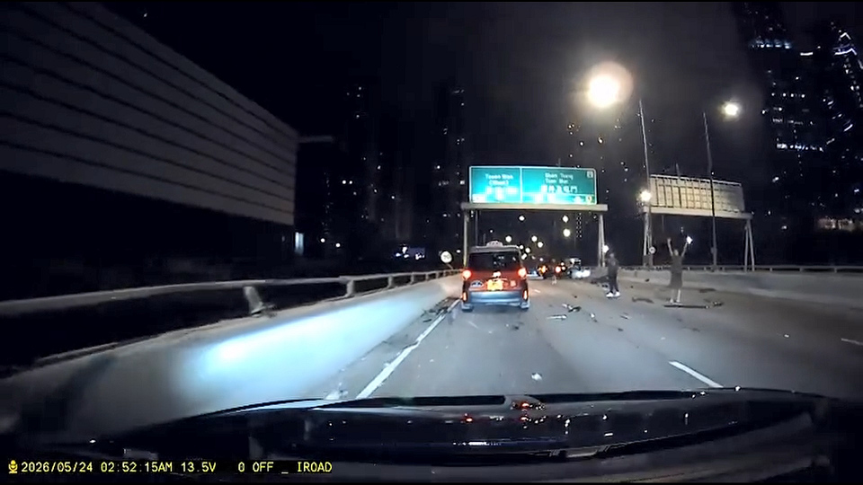有片〡荃灣路4車相撞密斗貨車翻側 司機乘客路中揮手示警
