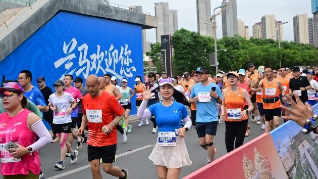 2026蘭州馬拉松燃情開跑 3.3萬跑者競逐黃河風情賽道